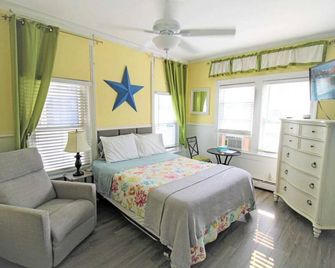 Beach Apt #2, Bright Studio w/ Kitchen and Bath - Ocean Grove - Bedroom