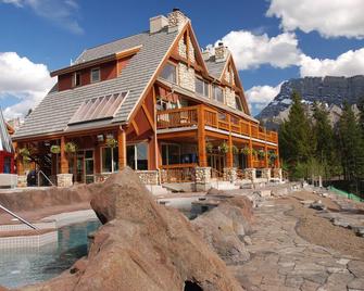Private Games Room! Bright + Spacious Banff Condo - Banff - Edifici