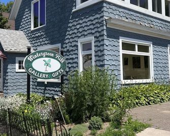 Historical, newly remodeled apartment in the heart of Marquette MI. - Marquette - Gebouw