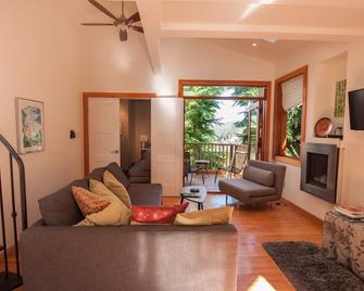 Deep Cove Creekside, Ocean View Retreat - North Vancouver - Salon