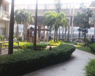 Two Palm Tree Villas close to Manila Airport - Terminal 3 - Manila - Outdoor view