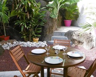 Charming apartment with garden in Terre Sainte (Saint Pierre) - Saint-Pierre - Innenhof