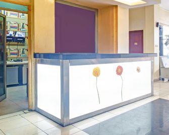 Capital O Hotel Bimo Slipi - Yakarta - Recepción