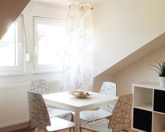 Cozy 2 room apartment with view to the Dörnberg - Calden - Comedor
