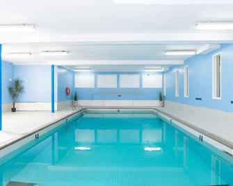 Sandman Inn Terrace - Terrace - Pool