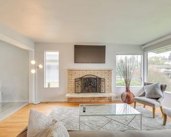 7 Mi to Dtwn Pet-Friendly Abode in Seattle! - Seattle - Living room