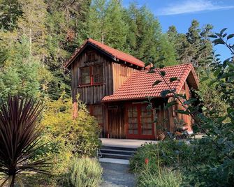 Quiet Cabin on 5 Acres Minutes From Mendocino and Ocean - Caspar - Building