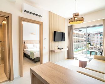 Victoria Princess Hotel - Side - Living room