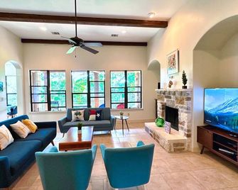 Oasis by the Lake, a Family Friendly Retreat with Spectacular Hill country view - Lakeway - Living room