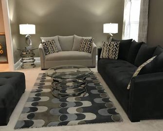 Completely Renovated Cozy 3 Bedroom Townhouse with access to GA-400 in 5 mins - Roswell - Living room