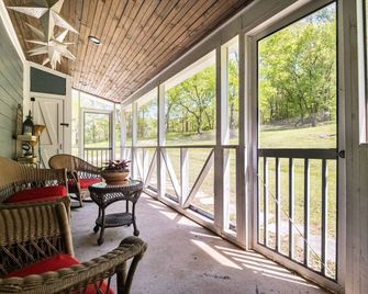 Farrar Farm Cottage (5 miles to Jack Daniels distillery) - Shelbyville - Balcony
