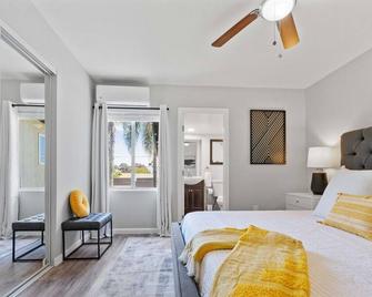 15 min to San Diego! Walk to Trolley - El Cajon - Bedroom