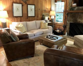Minutes To Town, Wooded 2 Acre Retreat - Highlands - Living room