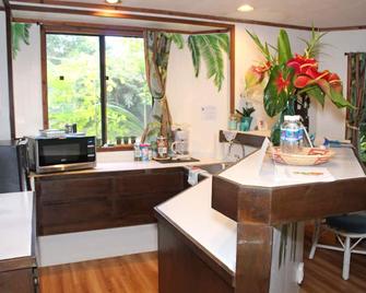 Come see Kilauea at Volcano National Park and Mauna Loa! Two active volcanoes! - Hilo - Dining room