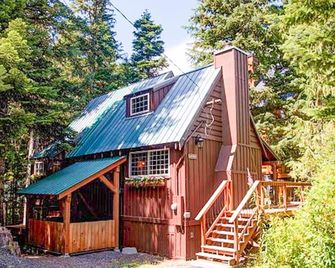 Wonderful Cabin with Hot Tub & Fireplace in Government Camp - Walk Everywhere - Government Camp - Building