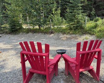 Cozy single room bunk house style cabin with detached full washroom - Hinton - Patio