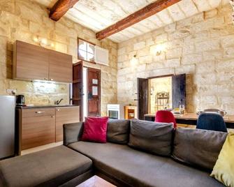 Beautiful Garden Cottage in Restored Country Home - Ix-Xewkija - Salon