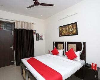 OYO 17443 Tirupati Residency - Merath - Schlafzimmer