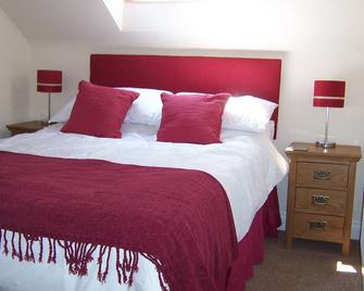 Laura's Loft - Private, romantic self-catering apartment with views for couples - Horncastle - Bedroom