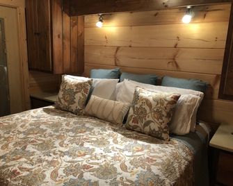 Romantic Getaway! 15 min to Lake Lure / Chimney Rock / 45 Min Blue Ridge Parkway - Rutherfordton - Bedroom