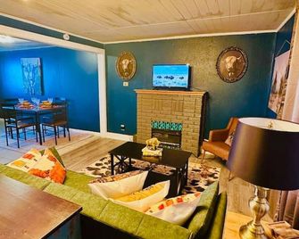 Buffalo & Bourbon-1 Bed1 Bath Private Condo - Russell