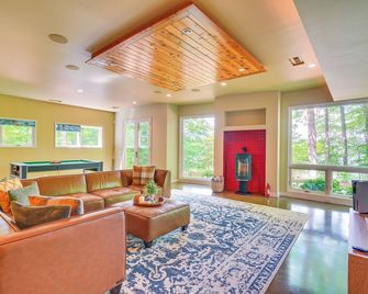 Lakefront Roxboro Home With Private Dock - Roxboro - Salónek