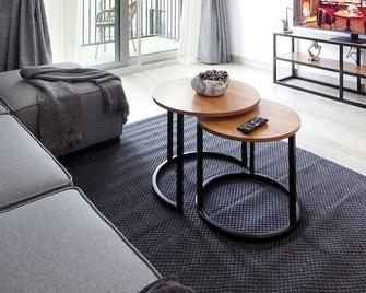 Bloomfields 1br Canal View In Waters Edge Yas - 阿布達比 - 客廳