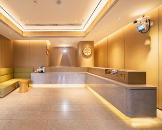 Ji Hotel Shanghai Sichuan Bei Road Metro Station - Shanghai - Front desk