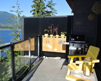 Super Wild ~ Super Natural ~ Super Renfrew - Port Renfrew - Balkon