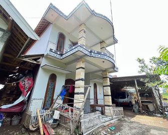 Spot On 93423 Kost Berkah - Lawang - Edificio