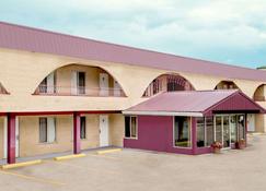 Howard Johnson by Wyndham Downtown Kamloops - Kamloops - Κτίριο