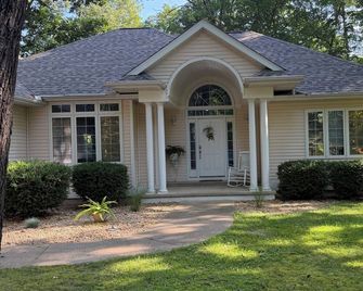Sail Away into a beautiful vacation home with lots of amenities and charm. - Vandalia - Edificio