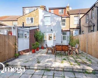 Double Room with a shared Kitchen and bathroom in a 5-Bedroom House at Hanwell - Southall