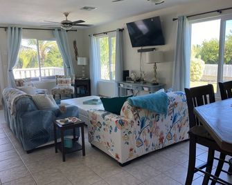 Modern vacation home with private yard, steps to the beach and centrally located - Farmer’s Hill - Salon