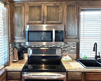 Beautiful Luxury Cabin near Two Medicine Lake - איסט גלשייר פארק - מטבח