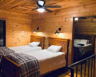 Cozy Cabin On 30 Acres Great For Families, Near Natchitoches - Natchitoches - Bedroom