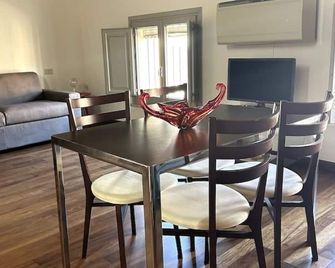 Casa Petrucci 2 centro storico, accesso ztl e park gratuito - Forlì - Sala pranzo