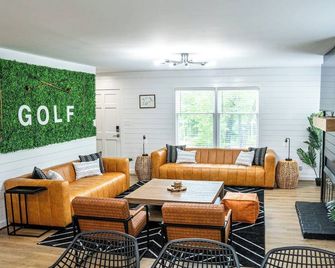 New! Insane Golf Retreat & Simulator - Bogey Bunks - Southern Pines - Obývací pokoj