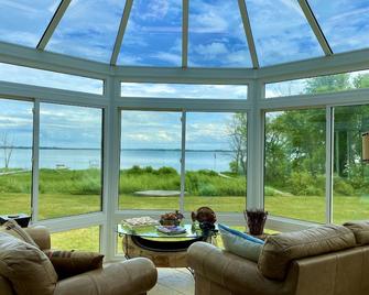 Executive Lakefront Home 30 Minutes From Madison! - Fort Atkinson - Living room