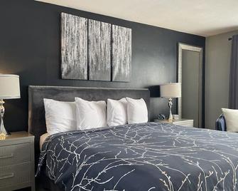 #1 Queen- Vine & Branches Inn, 2 minute walk to Burlington Bay! - Two Harbors - Habitación