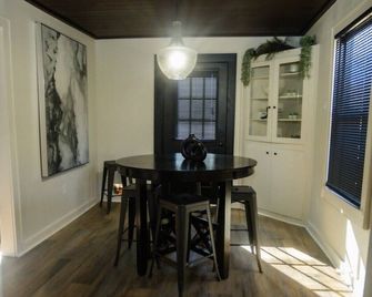Conway Bears Den Downtown - Conway - Dining room