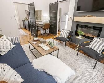 Cozy Lafayette House Fireplace Parking and Comfort - Lafayette - Living room
