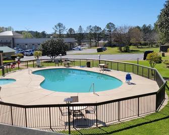 Ramada by Wyndham & Suites Warner Robins - Warner Robins - Uima-allas