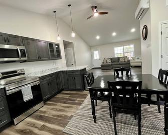 !Brand new! Sled Trail Access. 6 minutes to Houlton - Houlton - Kitchen