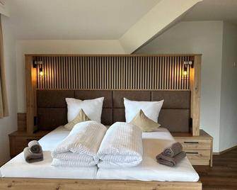 Panorama Suite with whirlpool tub for 3 persons - Gasthof Steinbichler - Most- und - Nussdorf am Attersee - Ložnice