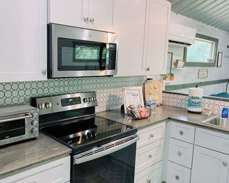 New Listing! Spacious Tiny Home Near Lake - Jacuzzi + Covered Boat Parking - Scottsboro - Cocina