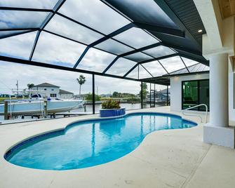 Dock and Lanai Waterfront Escape in Cape Coral! - Cape Coral - Zwembad
