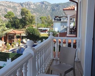 Deluxe Villa In Dalyan With Large Private Pool, 6 Bedrooms And Private Bathrooms - Dalyan (Mugla) - Balkon