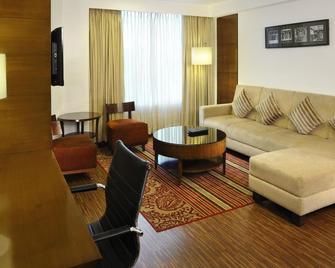 Four Points by Sheraton Ahmedabad - Ahmedabad - Sala de estar