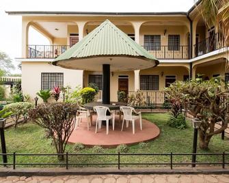Springlands Hotel - Moshi - Патіо